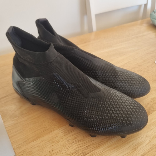 Black laceless football boots - laceless,